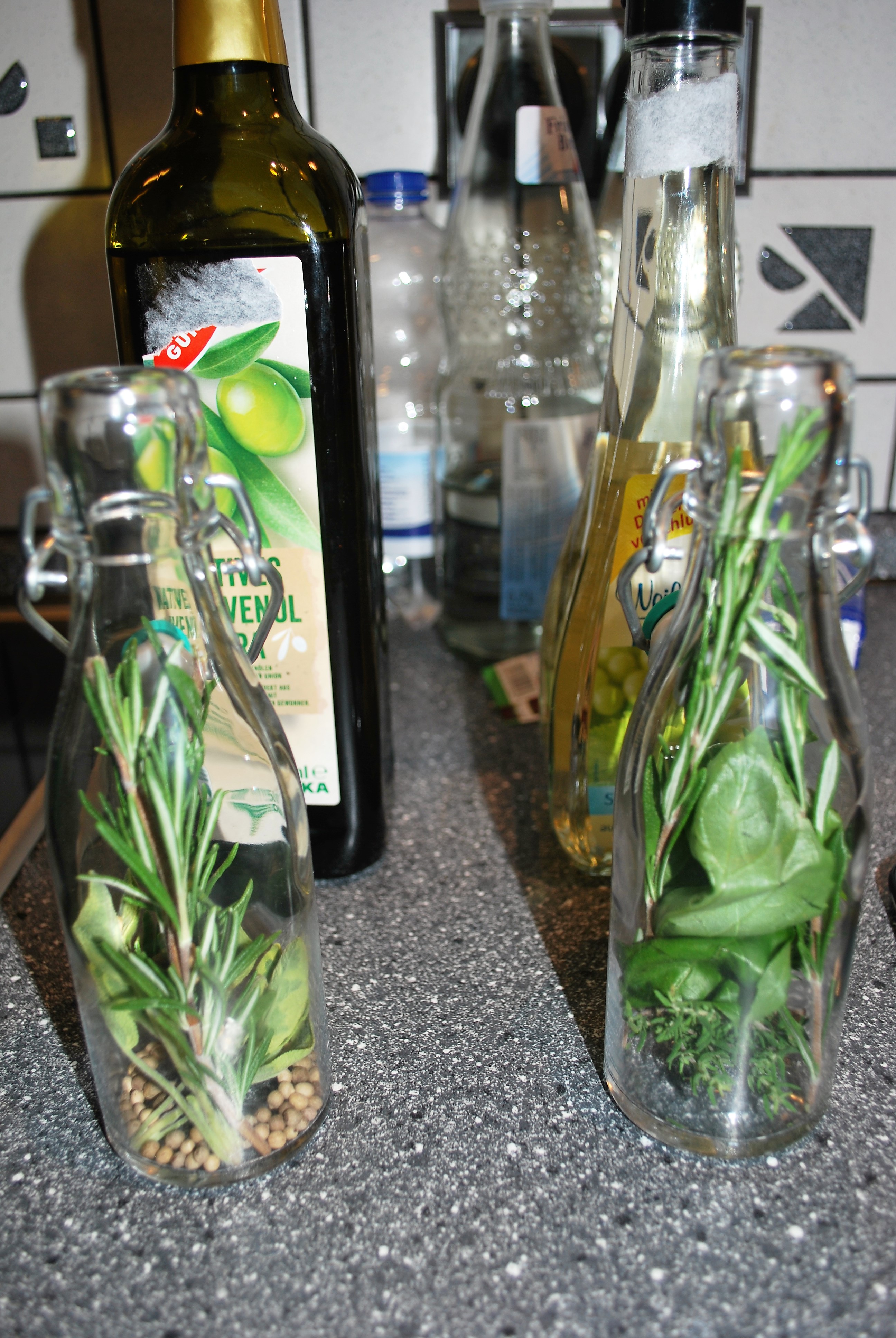 Kräuter in den Flaschen