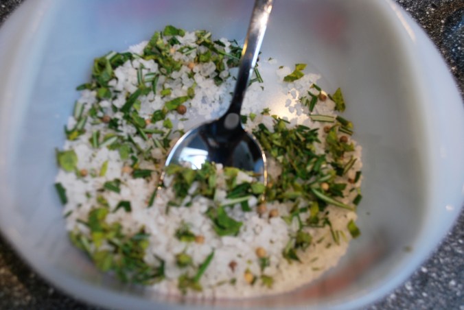 Vermischung der Kräuter mit dem Salz