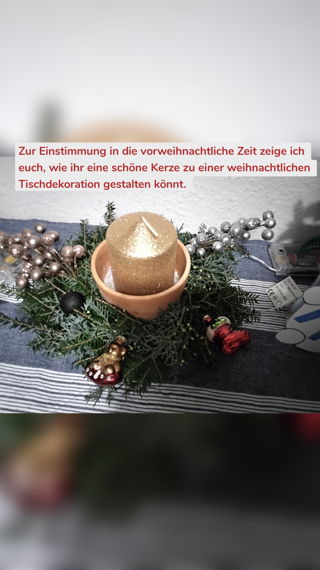 Zur Einstimmung in die vorweihnachtliche Zeit zeige ich euch, wie ihr eine schöne Kerze zu einer weihnachtlichen Tischdekoration gestalten könnt. 